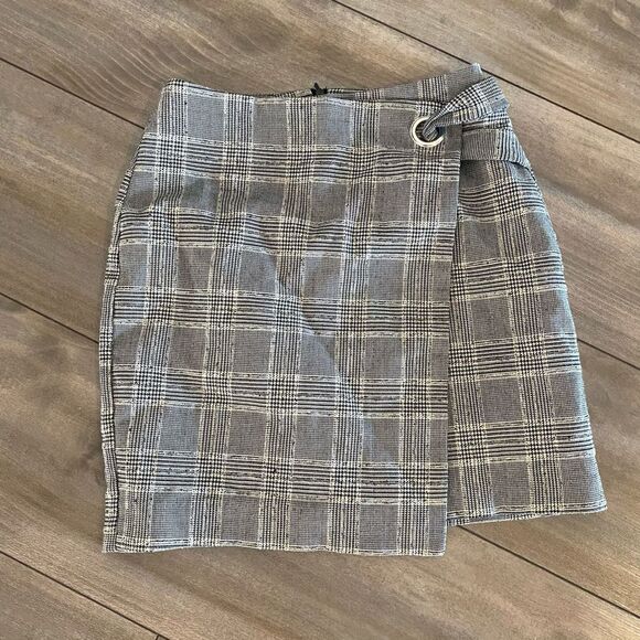 H&M Dresses & Skirts - H&M Black Plaid Cross Skirt Women 4‎